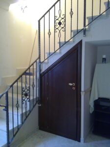 Porta personalizzata per sottoscala di Di Maio Serramenti a Palermo
