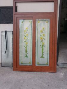 Finestra con vetro personalizzato di Di Maio Serramenti a Palermo