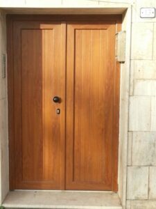 Portone in PVC per scala color legno di Di Maio Serramenti a Palermo